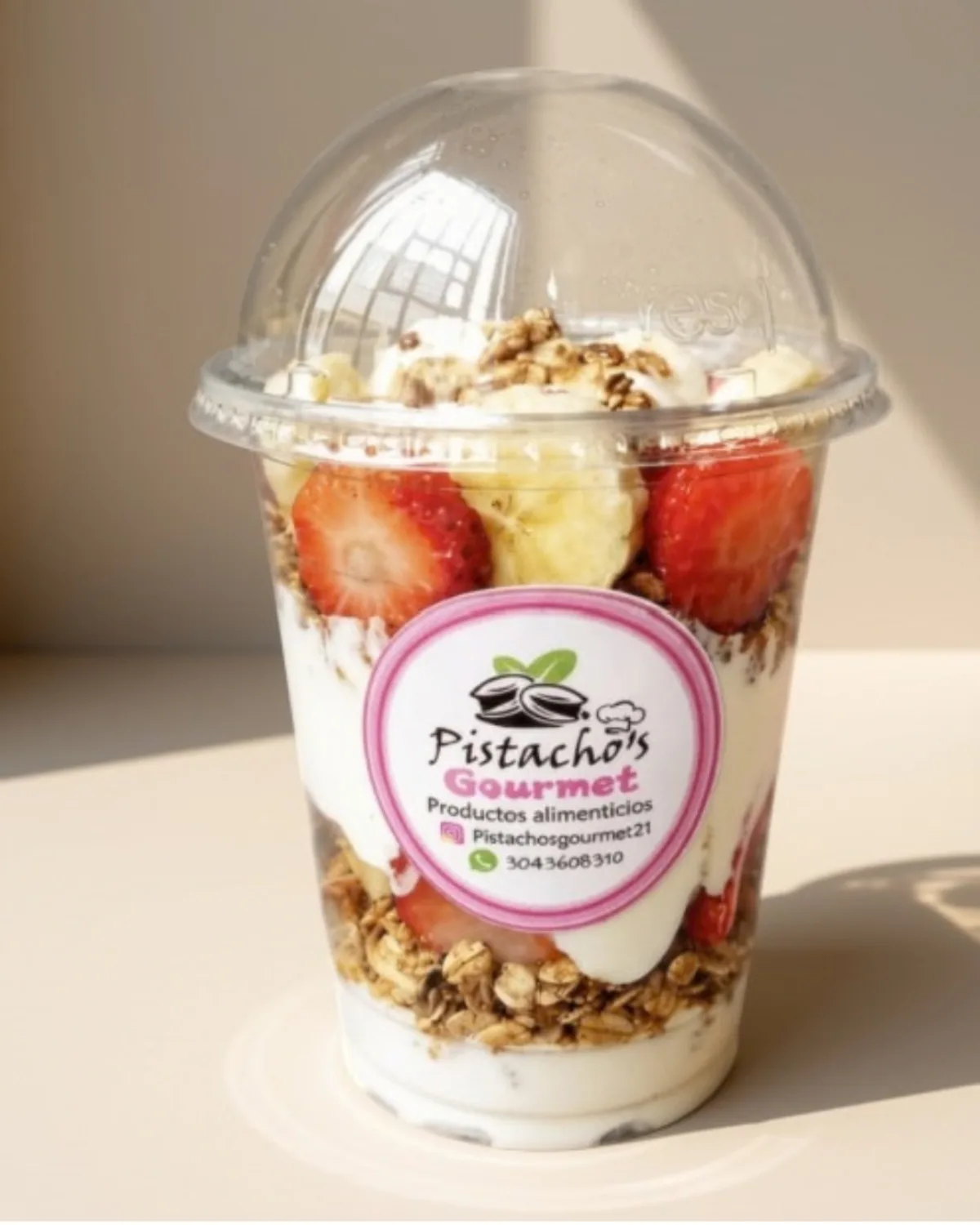 Parfait de Pistacho's Gourmet visto de lado, con sus diez capas