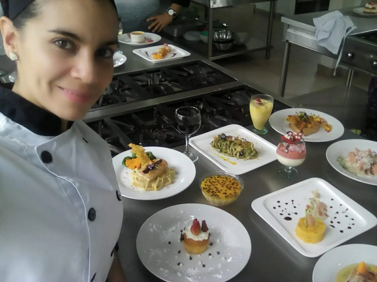 Sandra, fundadora de Pistacho's Gourmet, preparando los parfaits en su cocina